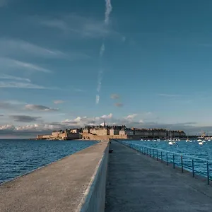 Douglas Saint-Malo
